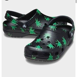 Crocs classic hemp leaf clogs
